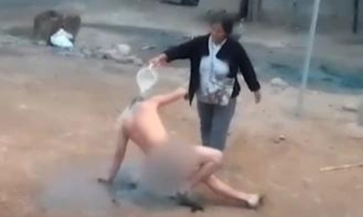 Enfurecidos vecinos atraparon a ladrón de gallinas, lo desnudaron y quemaron su ropa Imagen de Enfurecidos vecinos atraparon a ladrón de gallinas, lo desnudaron y quemaron su ropa