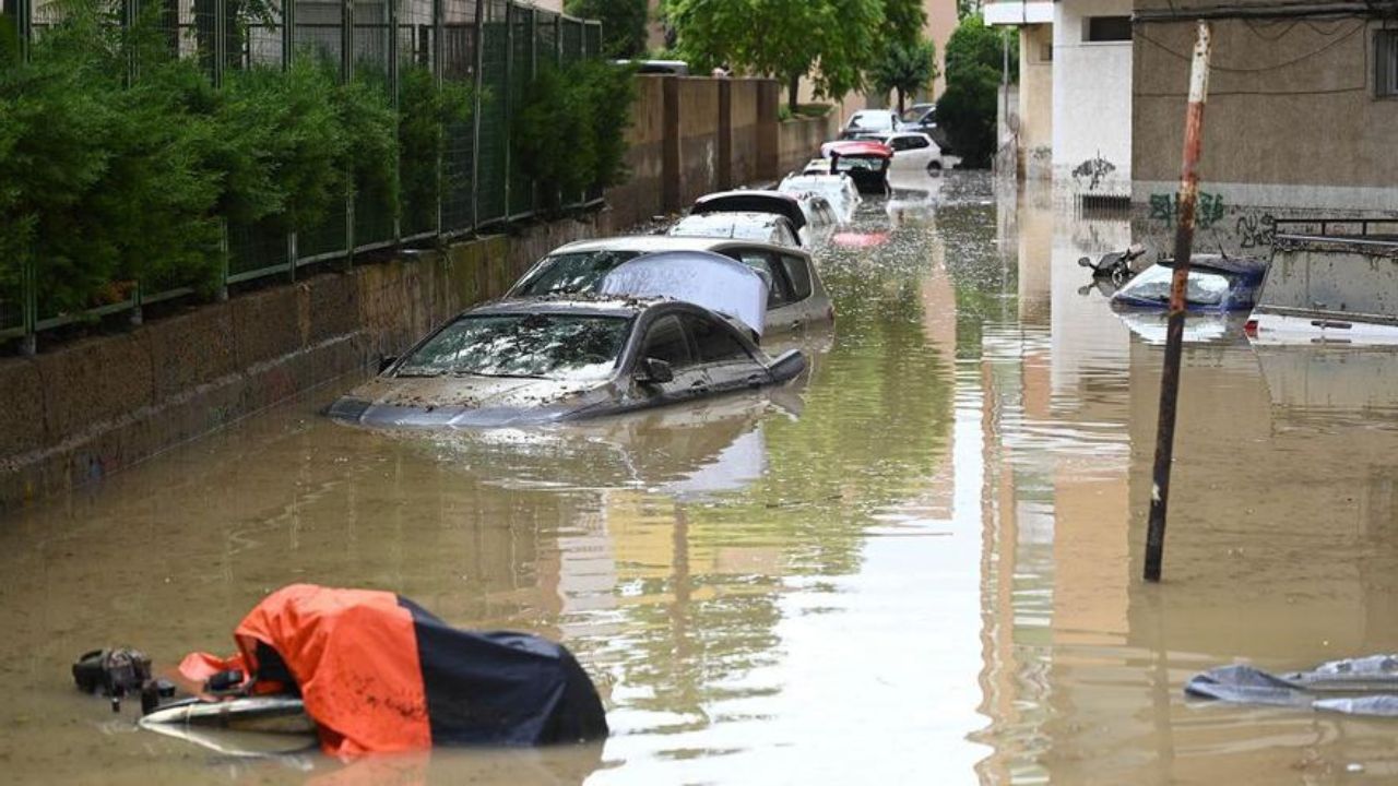 Calles inundadas y carros arrastrados: España sufre lluvias torrenciales por fenómeno DANA Imagen de Calles inundadas y carros arrastrados: España sufre lluvias torrenciales por fenómeno DANA
