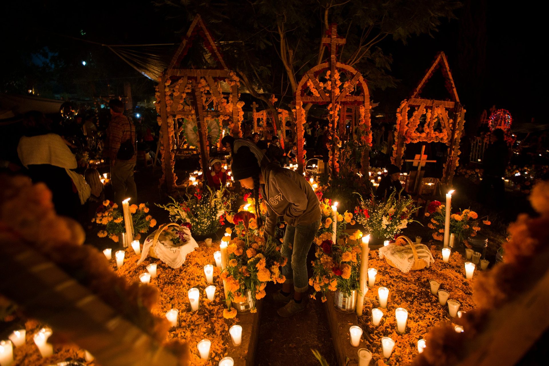 Los altares son elementos clave para el Día de Muertos. Foto: History.com