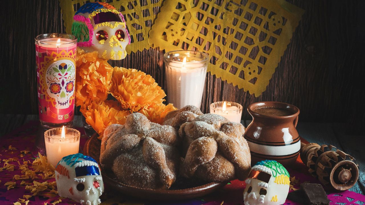 Significado del pan de muerto en la ofrenda, esto simboliza en la celebración mexicana Imagen de Significado del pan de muerto en la ofrenda, esto simboliza en la celebración mexicana