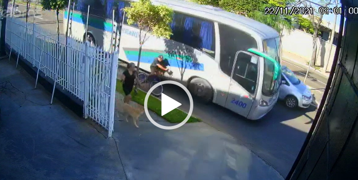Segundos antes del impacto entre el cicilista y el bus. Foto: JH Noticias