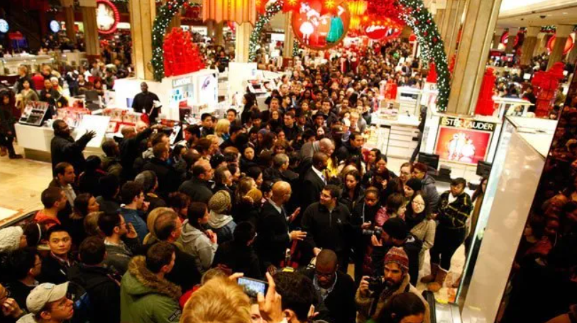 Cientos de personas se aglomeran para comprar las ofertas del Black Friday. Foto: The Cyphers Agency