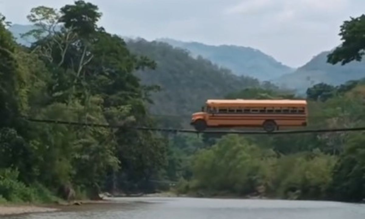 Imagen de Conductor de bus se atreve a pasar puente colgante