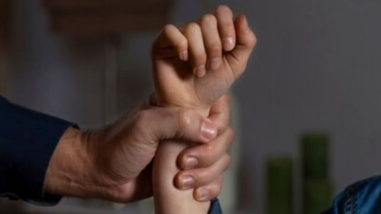 'No le pegues a mi mamá': niño enfrenta a su padre y es golpeado Imagen de 'No le pegues a mi mamá': niño enfrenta a su padre y es golpeado