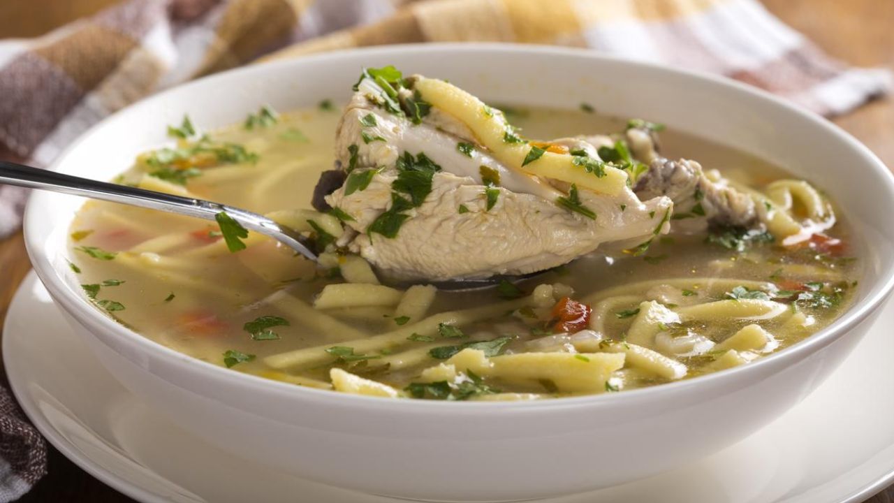 Sopa de pollo receta práctica y económica para preparar en casa Imagen de Sopa de pollo receta práctica y económica para preparar en casa