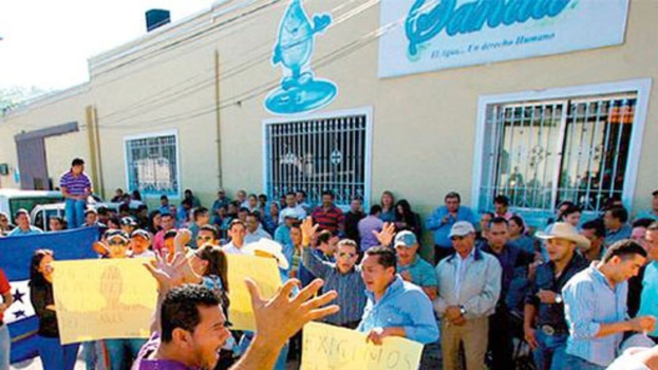 Imagen de Trabajadores del SANAA van a huelga de hambre por falta de pago
