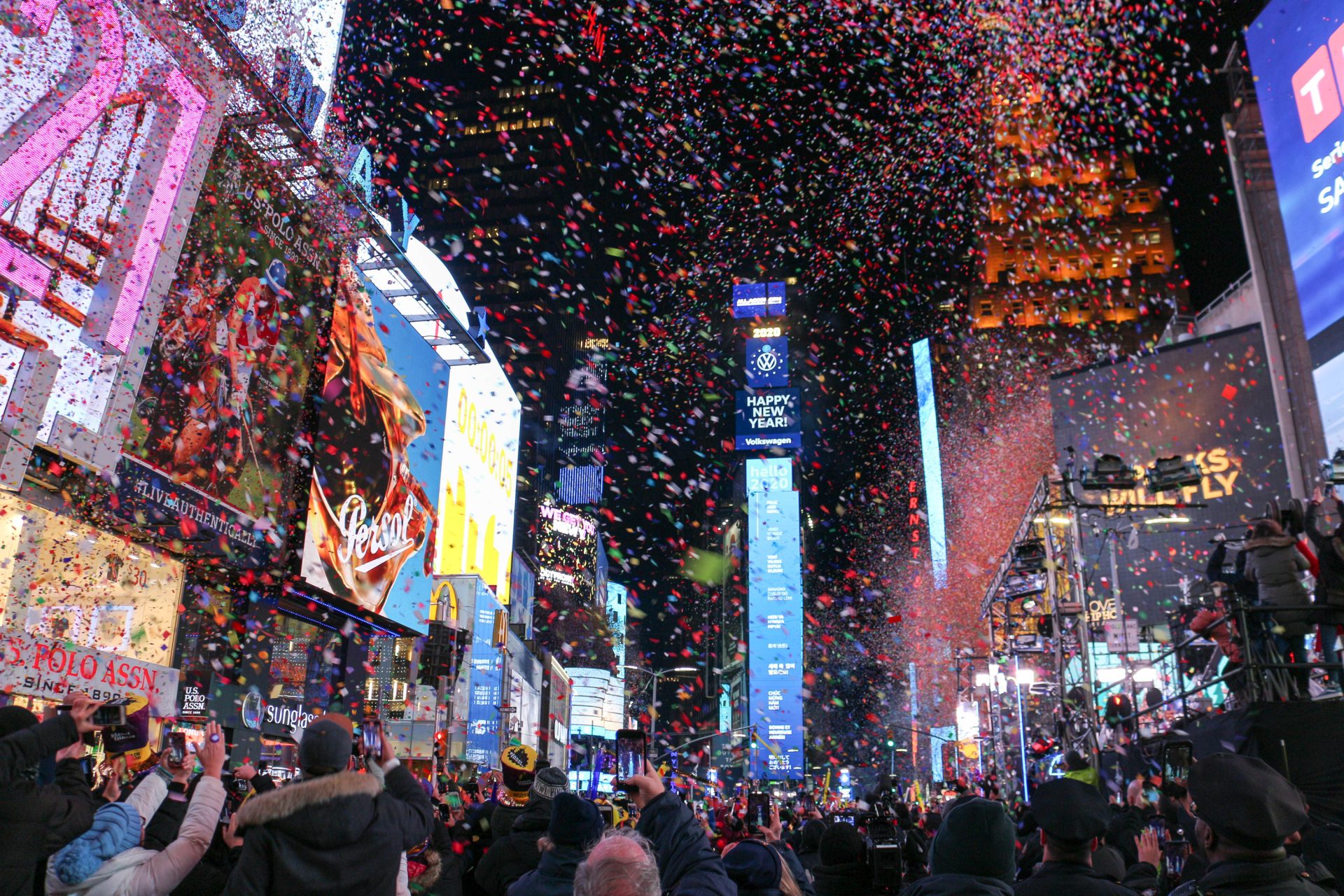 En Nueva York cientos de miles de personas van a Times Square a recibir el Año Nuevo.