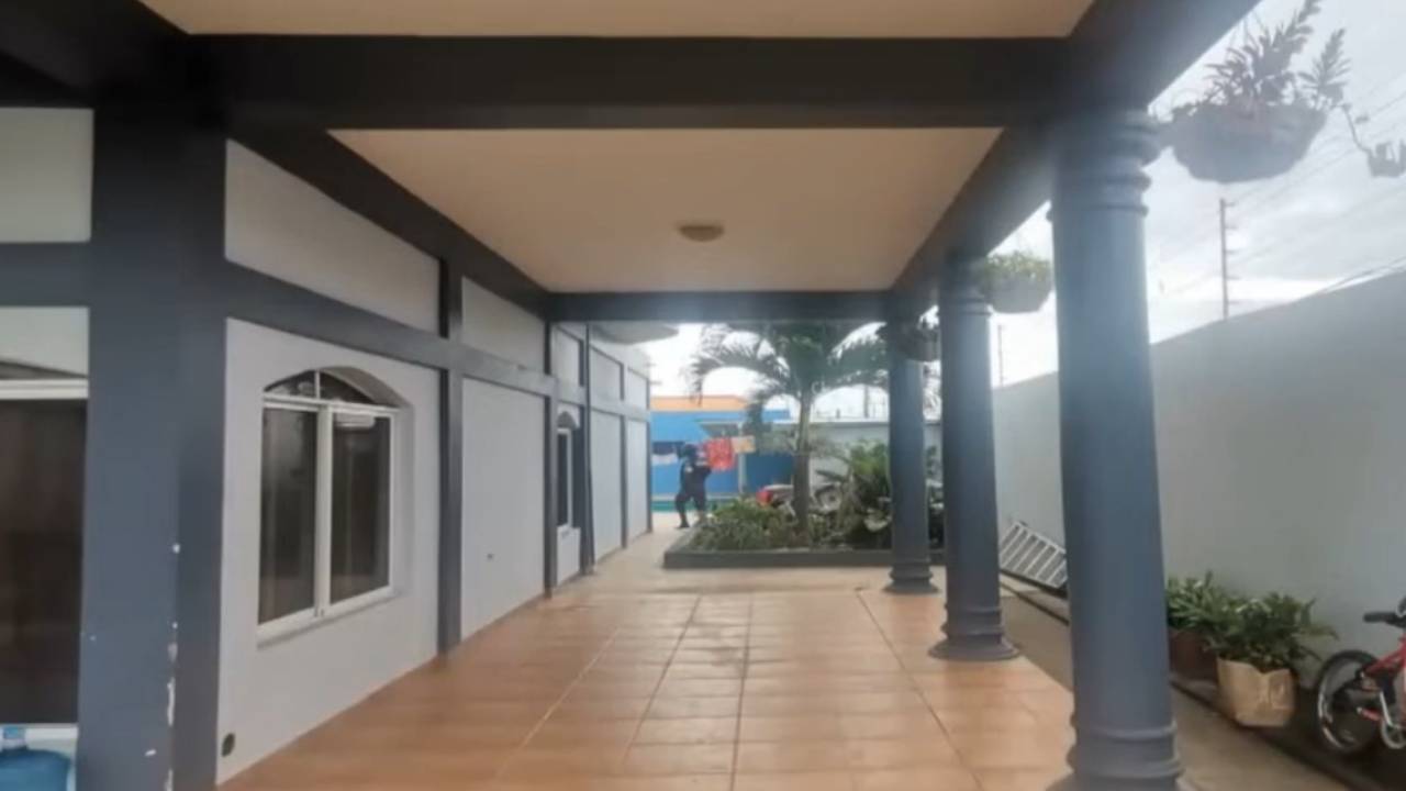 Allanan en Copán vivienda del presunto novio de la exfiscal Francia Medina Imagen de Allanan en Copán vivienda del presunto novio de la exfiscal Francia Medina
