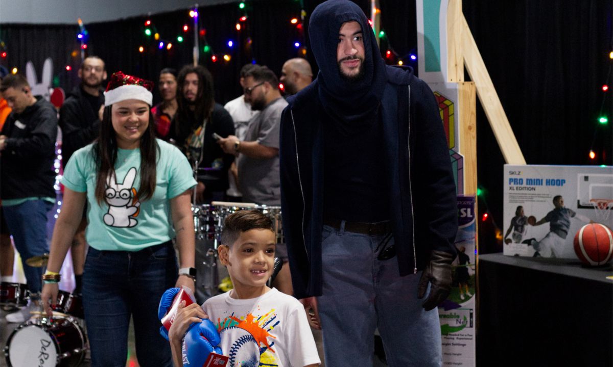 Bad Bunny se convierte en el 'conejo bueno': entrega regalos navideños a niños y jóvenes Imagen de Bad Bunny se convierte en el 'conejo bueno': entrega regalos navideños a niños y jóvenes