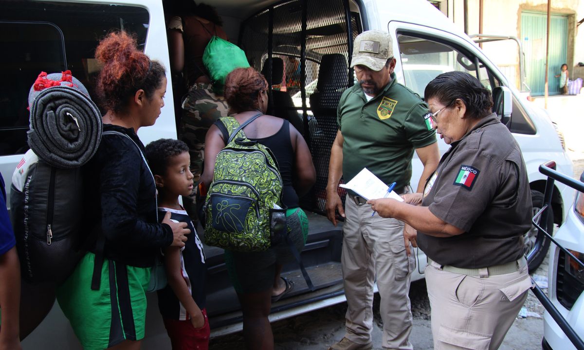Imagen de México halla a 101 guatemaltecos hacinados en una casa cerca de la frontera con Estados Unidos