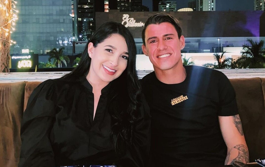 La publicación era en defensa de su esposa y su familia. Foto: Instagram @adriana_casg