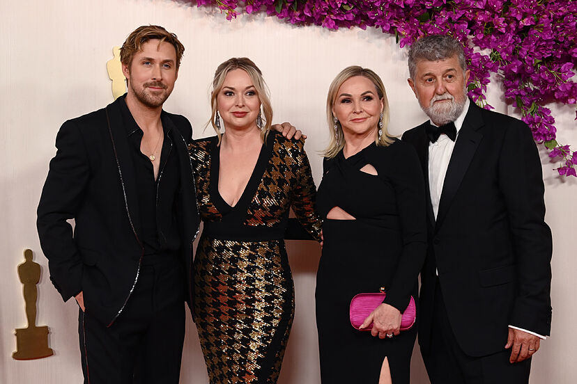 Él actor fue acompañado a la gala por su madre, su padrastro y su hermana. Foto: GTRES