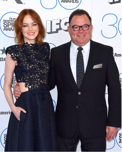 Emma Stone suele llevar a sus padres a las premiaciones.  Foto: Bauer Griffin