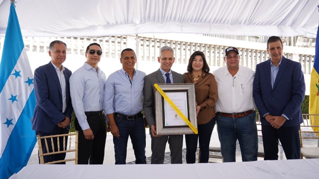 Imagen de AMDC entrega reconocimiento al técnico de la selección de Honduras, Reynaldo Rueda