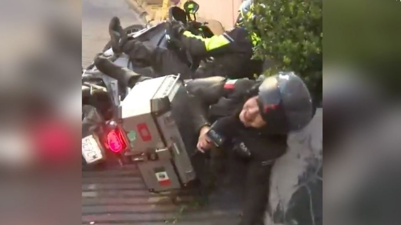 Imagen de VIDEO: Reportera se cae con todo y moto en la famosa calle 'La Bajada del Diablo'