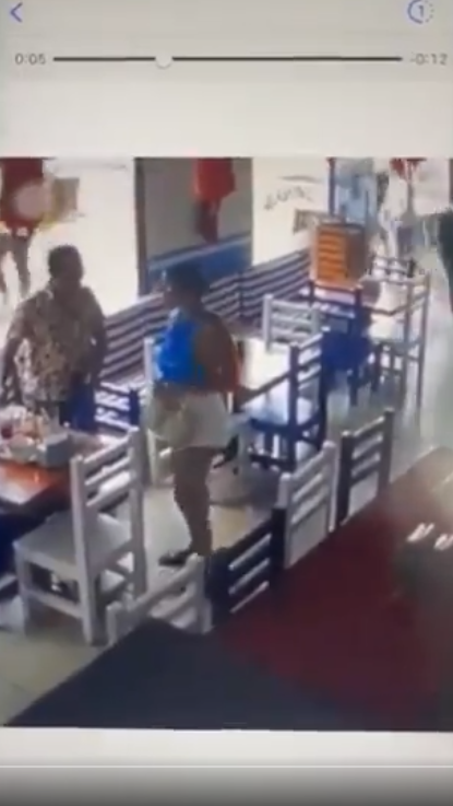 Momento del ataque al interior del restaurante