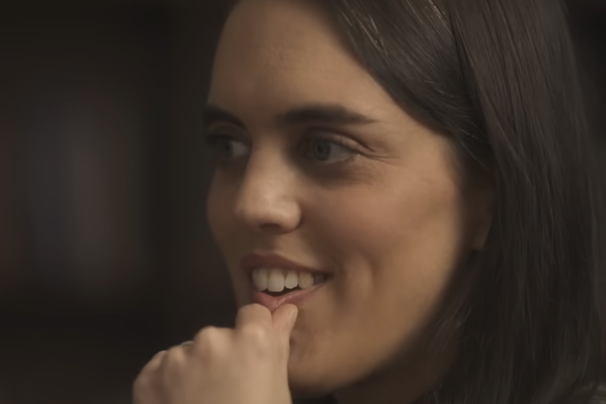 Mariana sonriendo