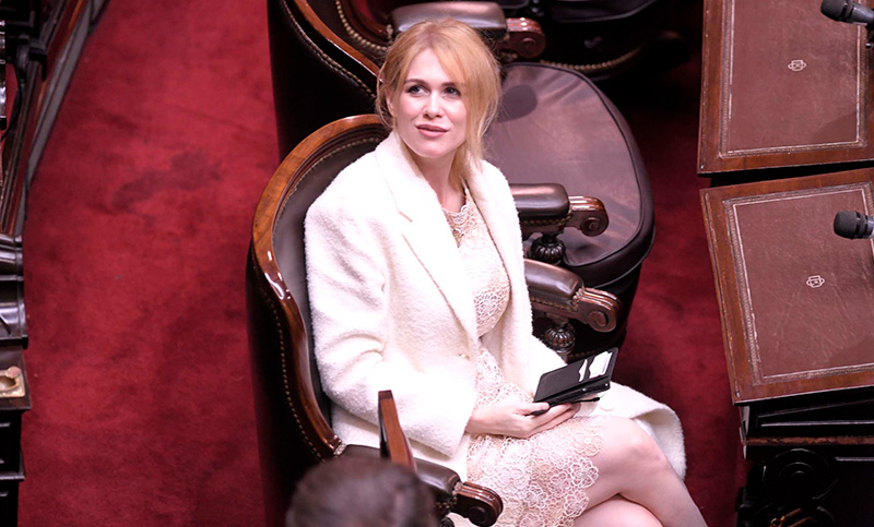 Lilia Lemoine sentada en una sesión de diputados