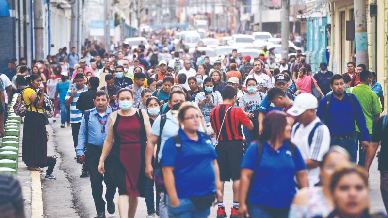 Gran cantidad de personas caminando en el centro de El Salvador