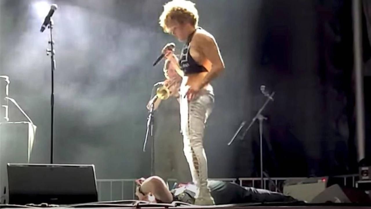 La cantante hizo que el fan se subiera al escenario y se recostara en el suelo. Foto: ¡Profesional