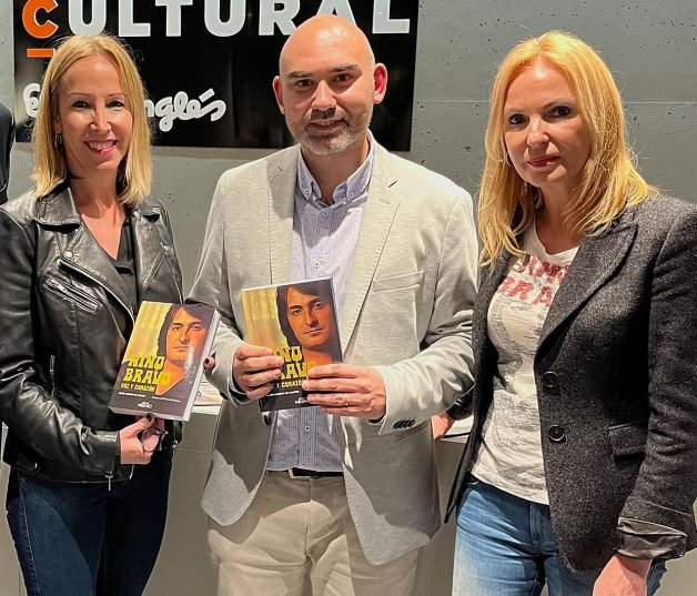 Las hijas del cantante se dedican a realizar exposiciones y recibir premios de su padre por su carrera como cantante. Foto: Revista Pronto