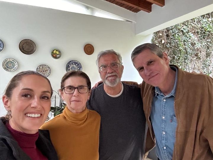 claudia sheinbaum posando para una foto junto a su familia