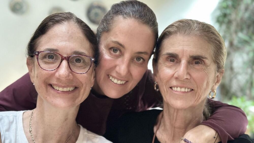 claudia sheinbaum posando en una foto con su madre y su abuela