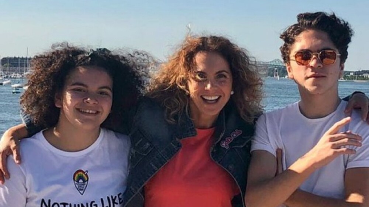¿Cuántos hijos tiene Lucero? descubre aquí los detalles íntimos sobre su familia y su relación con Mijares Imagen de ¿Cuántos hijos tiene Lucero? descubre aquí los detalles íntimos sobre su familia y su relación con Mijares
