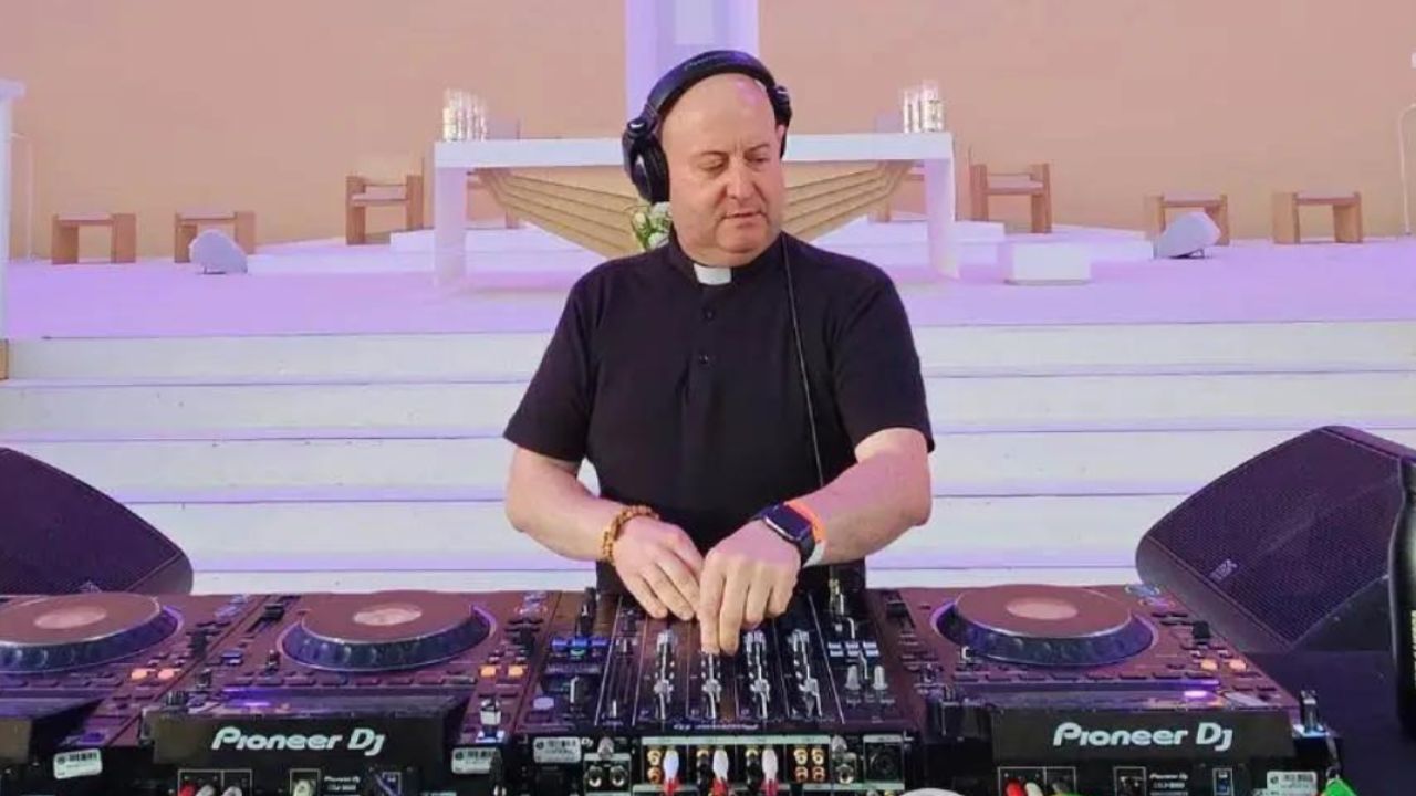 VIDEO: Cura se vuelve DJ y utiliza la música para atraer feligreses Imagen de VIDEO: Cura se vuelve DJ y utiliza la música para atraer feligreses
