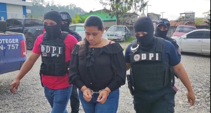 Dictan detención judicial contra madre acusada de matar y enterrar a su ...