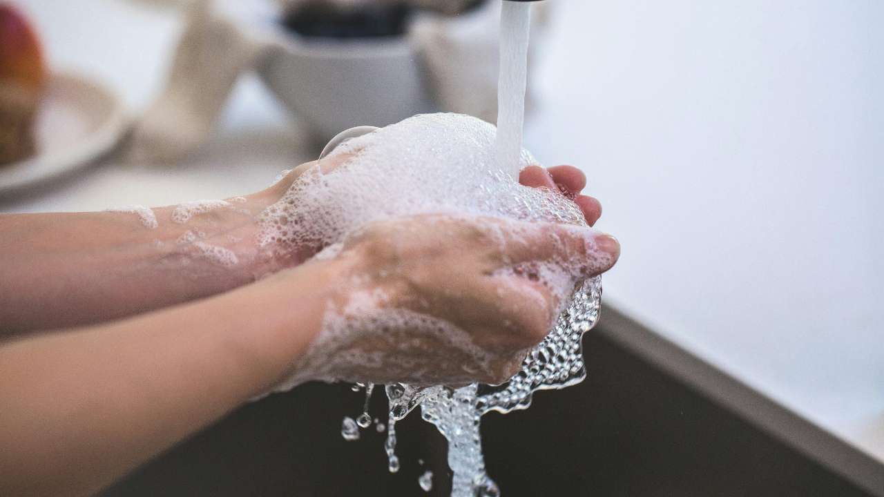 Trucos caseros para limpiar las manchas de humedad en la pared del hogar Imagen de Trucos caseros para limpiar las manchas de humedad en la pared del hogar