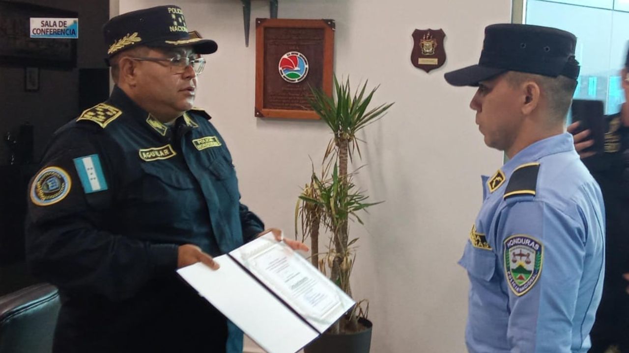 Dan reconocimiento a policía que pagó pasaje a abuelito hondureño Imagen de Dan reconocimiento a policía que pagó pasaje a abuelito hondureño