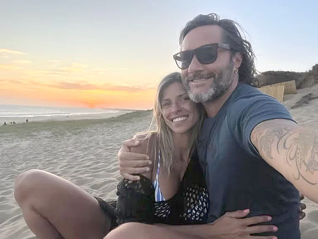 Martina Dñiaz y Diego Torres abrazados y sonriendo en la playa