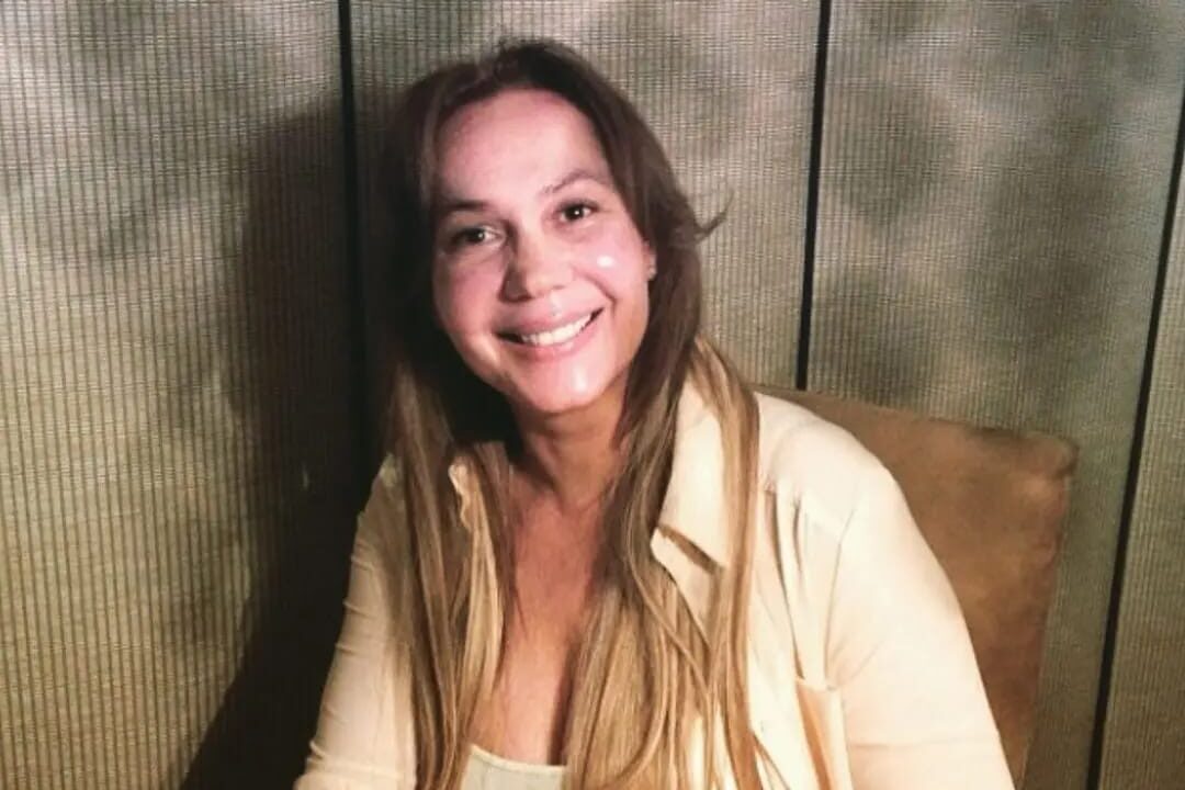 Mujer sonriendo con el cabello suelto