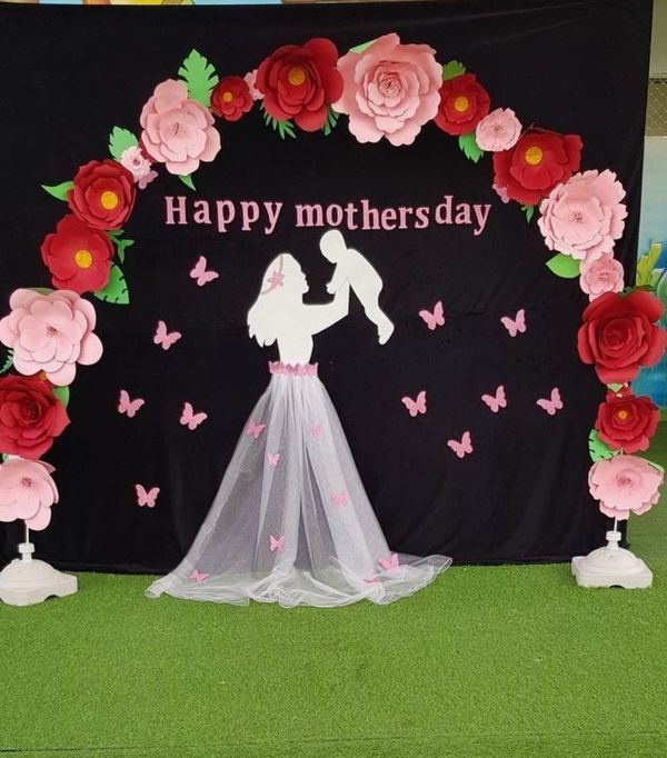 Decoración con flores rojas y rosadas