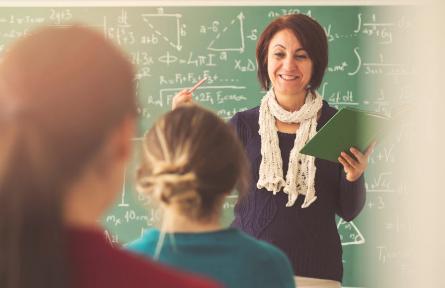 Maestra enseñando a sus alumnos
