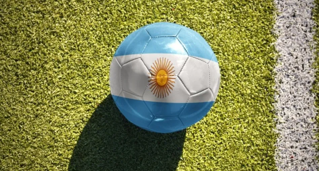 Pelota de futbol con colores de Argentina