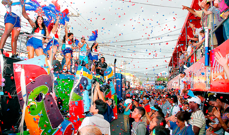 Carrozas y muchas personas celebrando