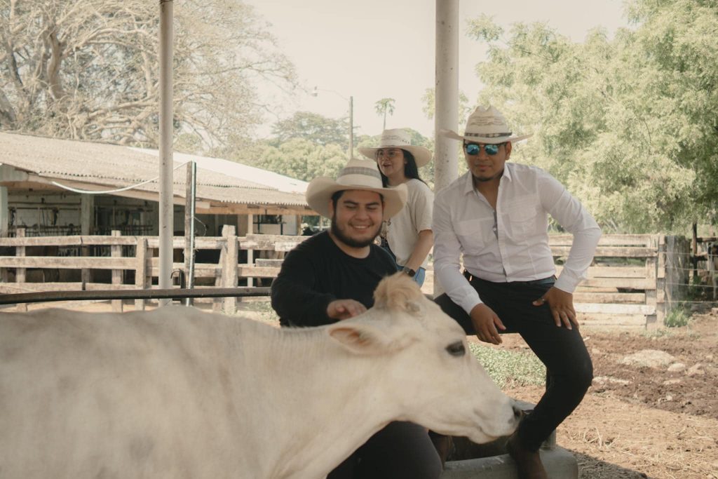 Estudiantes de CURLA en su sesión de fotos.