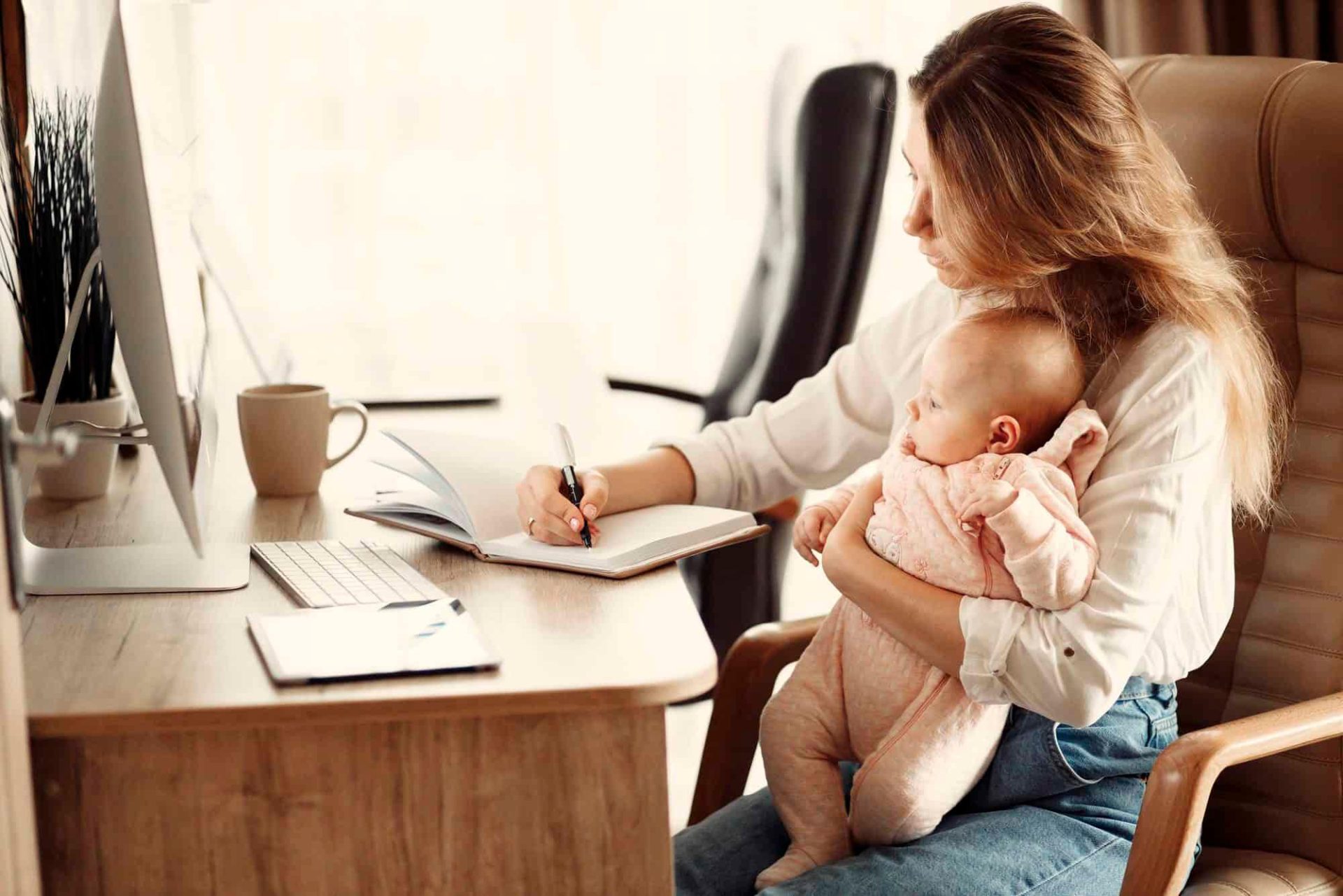 Mamá trabajando y cuidando a su hijo