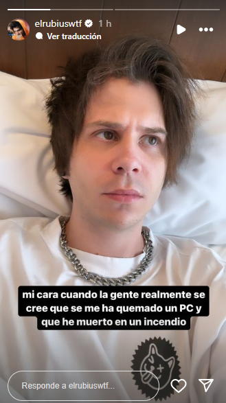 El Rubios con una camisa blanca y un mensaje de su polémica 