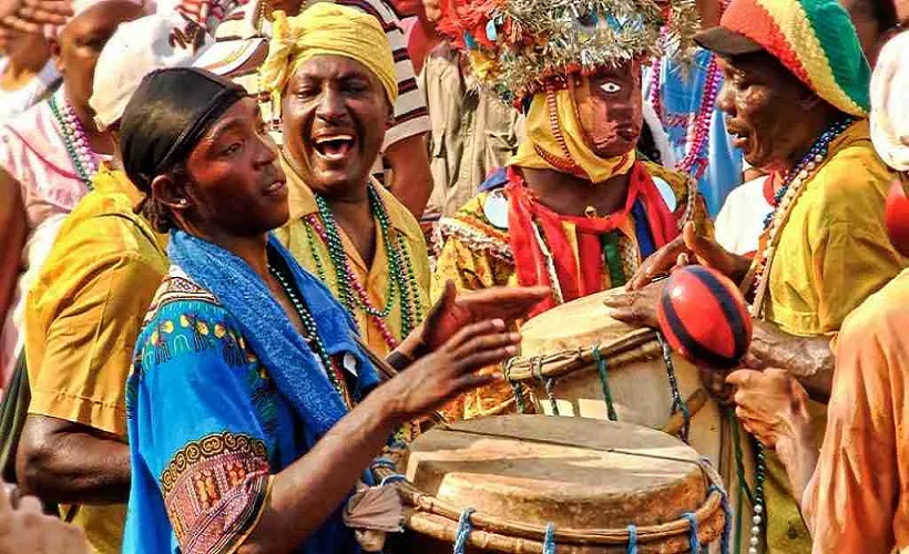 Hombre tocando un instrumento