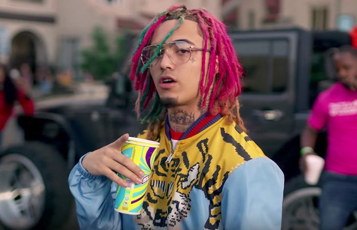 Lil Pump con un vaso en la mano señalando a la cámara 