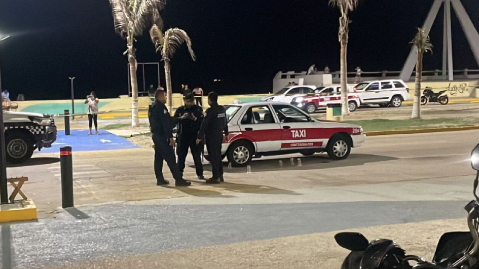 Taxi en el que quedó el cuerpo de la hondureña asesinada en México. 