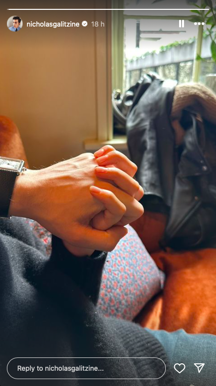 El actor se ve tomado de la mano de su misteriosa novia, cuya identidad aún se mantiene en secreto. 
