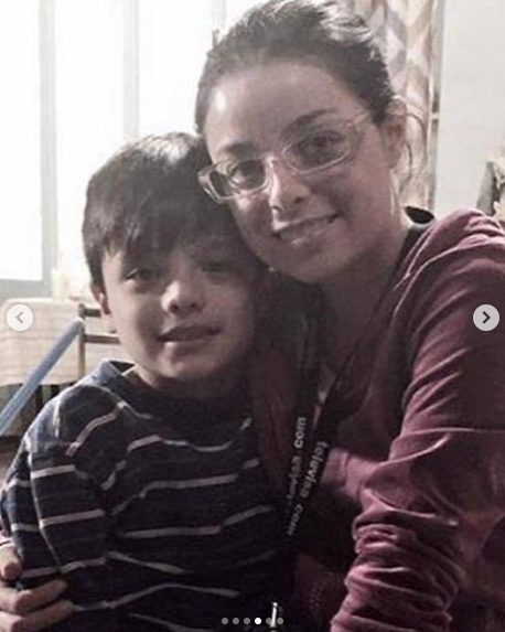 Omar de niño abrazado de su mamá