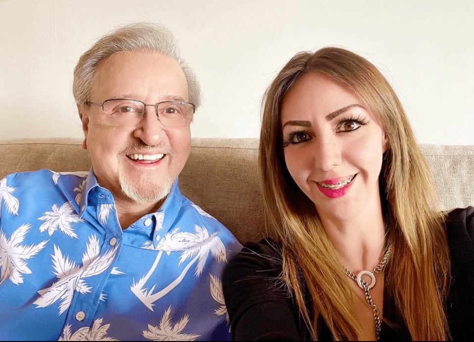 Vanesa Villagran posando junto a su padre