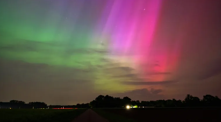 Cielo con auroras boreales