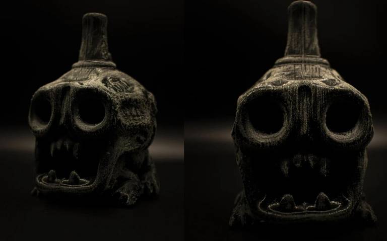 Dos silbatos de la muerte con forma de calavera y su boca abierta