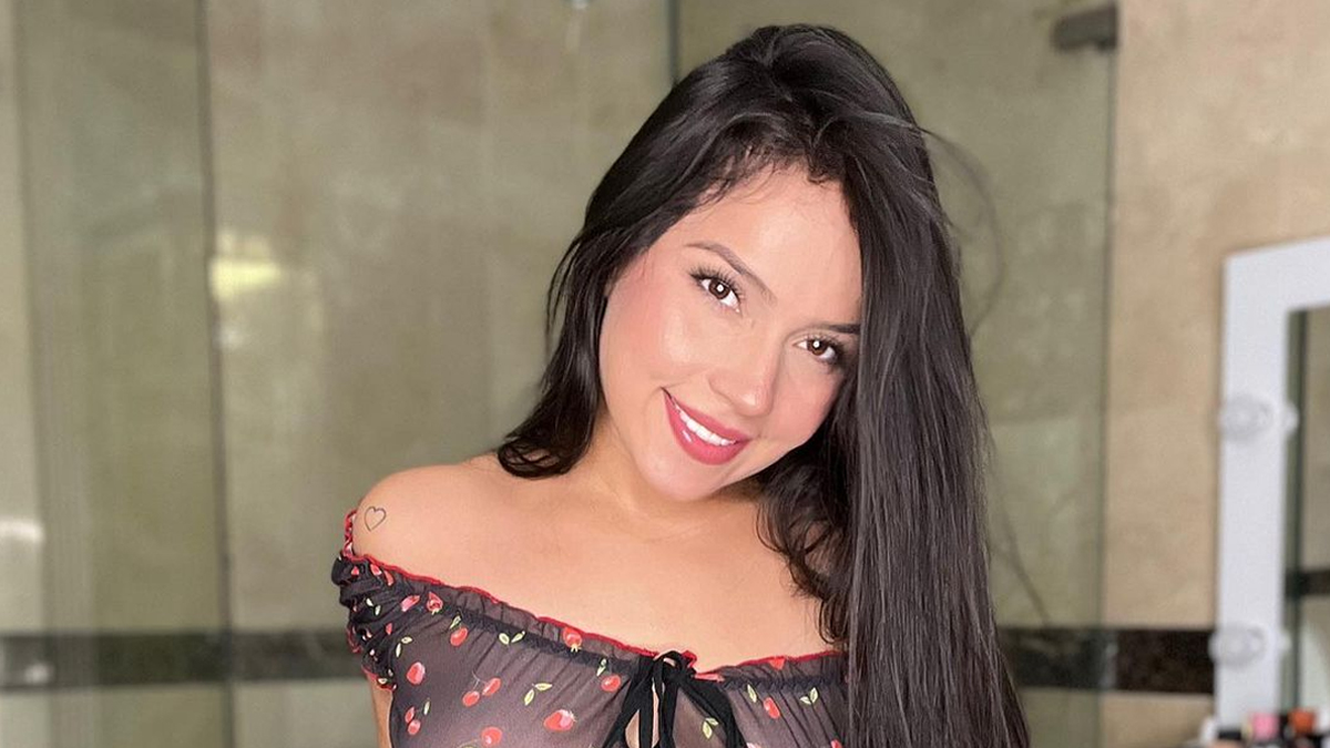 Aida Cortés con la cabeza hacia un lado y sonriendo 